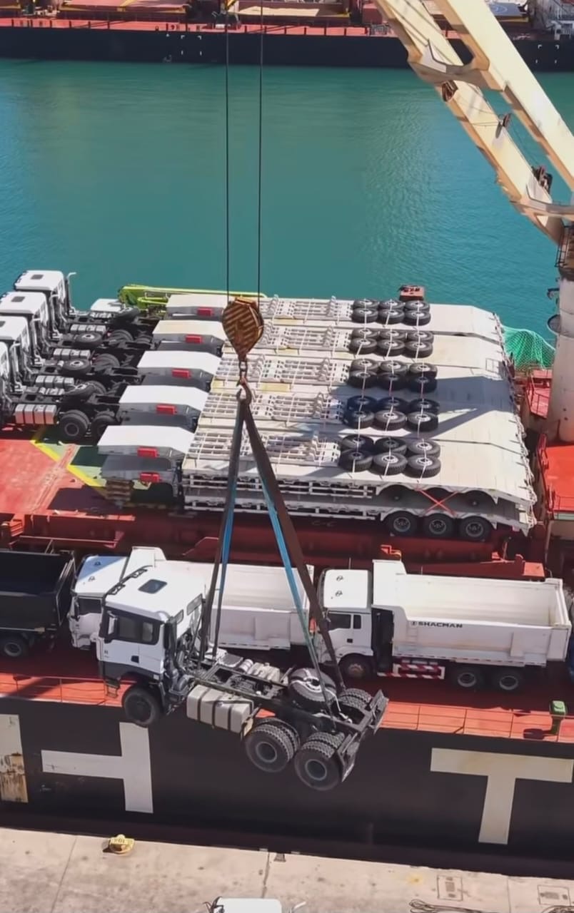 Chargement de camions à bord