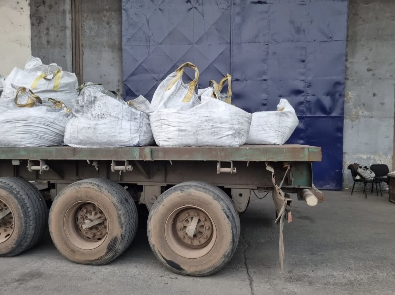 Minerai ensaché, prêt au chargement