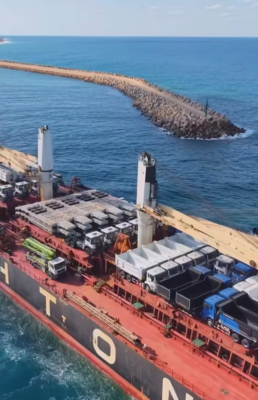Navire chargé de camions — vue aérienne